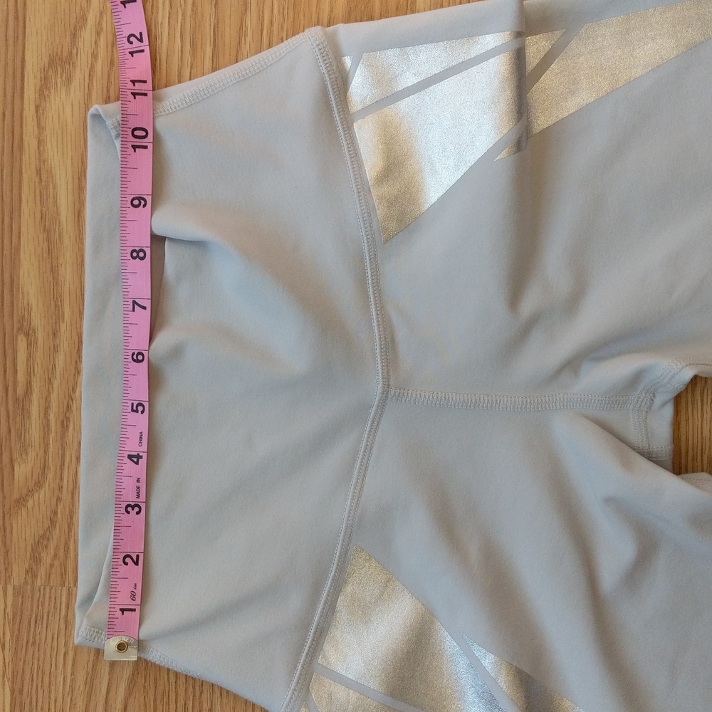 Alo Airbrush Leggings Dove Grey with Silver Facet Size Small - Picture 10 of 13